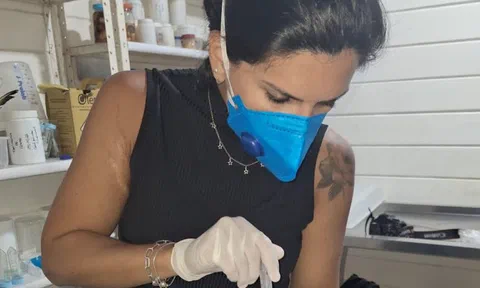 Investigadora preparando material en el laboratorio